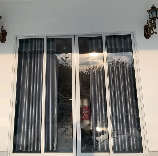 Cửa lùa nhôm kính kết hợp với rèm